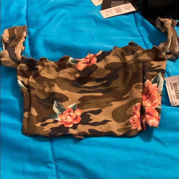 Off the shoulder crop top - Picture 1 of 5